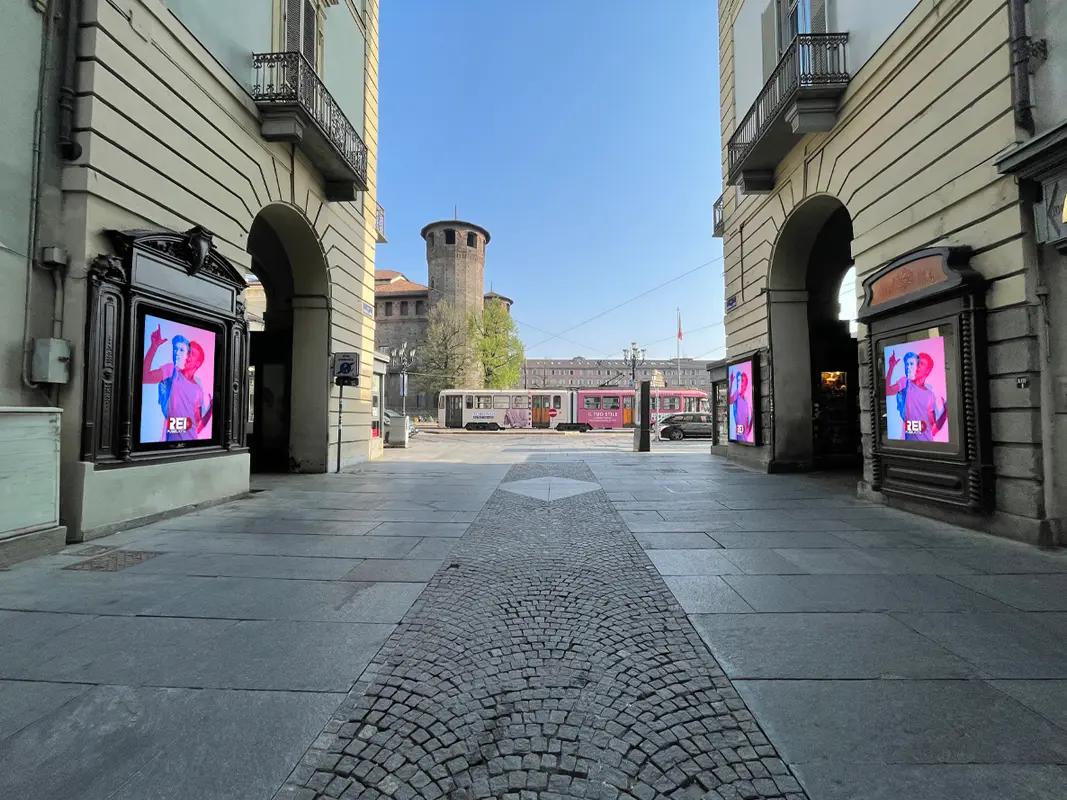 Schermi pubblicitari digitali DOOH nel centro di Torino tra Via Roma e Piazza Castello