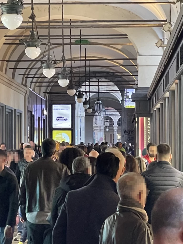 DOOH Piazza Castello angolo Via Roma. Un ledwall pubblicitario che non passa inosservato!