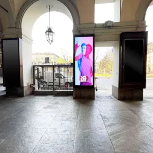 Illuminazione notturna degli impianti pubblicitari in Piazza Carlo Felice, Torino, di fronte al negozio Lego