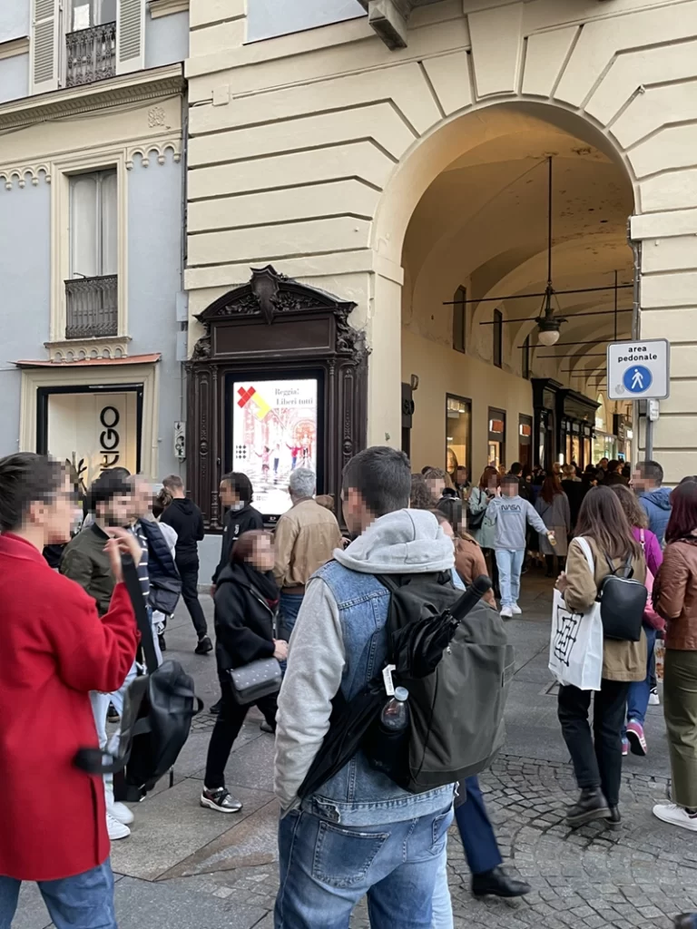 Foto DooH Via Accademia delle Scienze angolo piazza Castello difronte al Mc Donald's. Postazione 2