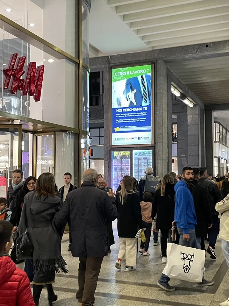 TRI Vision Pubblicitario ubicato in Via Roma 315 a Torino. Massima Visibilità per il tuo brand