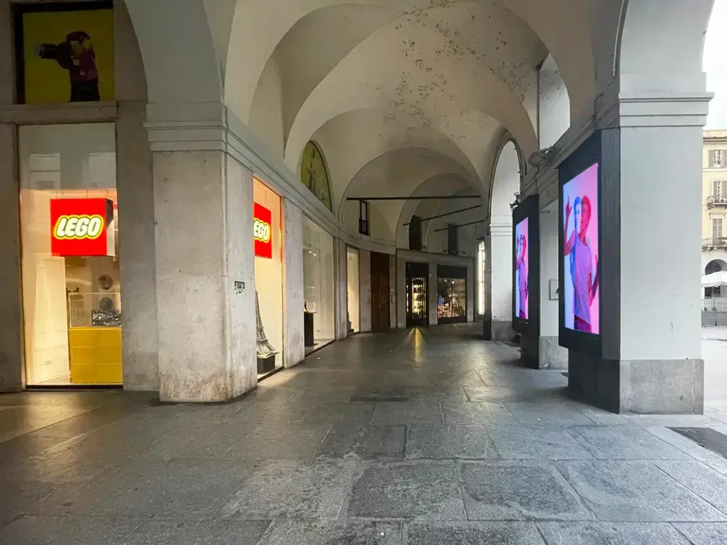 Spazio pubblicitario fronte Lego Store Torino – Piazza Carlo Felice
