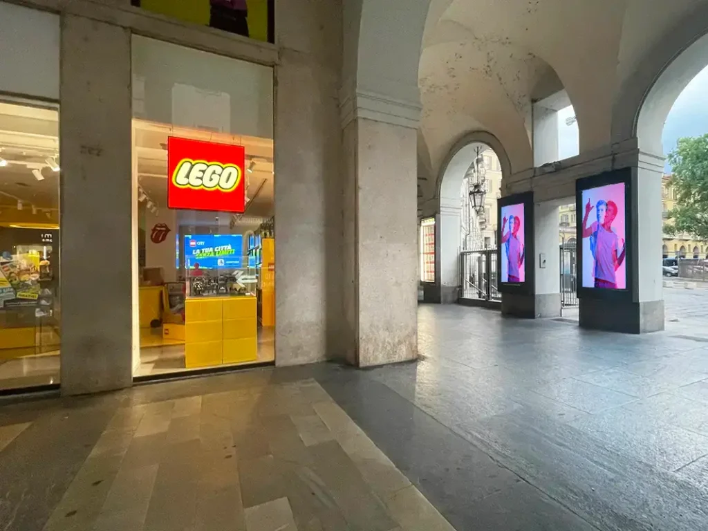 Spazio pubblicitario Piazza Carlo Felice Torino – fronte negozio Lego
