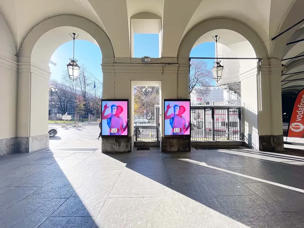 Vetrine pubblicitarie a LED sotto i portici di piazza Carlo Felice a Torino, riprese di fronte