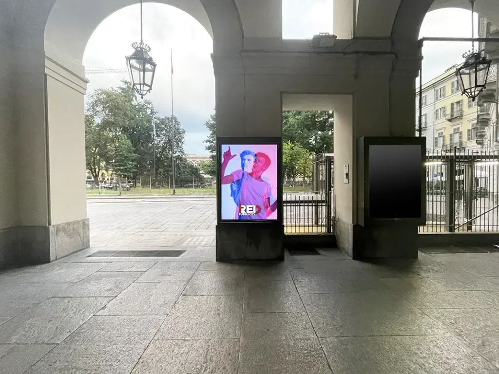 Spazio pubblicitario retroilluminato in Piazza Carlo Felice Torino – fronte Sir Wilson