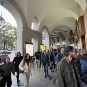 Pubblicità in Piazza Carlo Felice a Torino vicino Porta Nuova e Via Roma