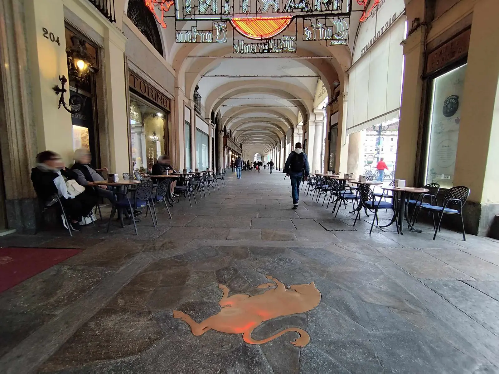 Piazza San Carlo Torino con portici e flusso pedonale nel centro storico