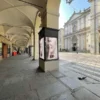 Pubblicità in Via Po Torino con vetrina pubblicitaria a 3 lati nel centro storico