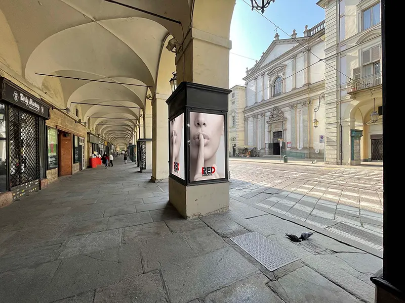 Pubblicità in Via Po Torino con vetrina pubblicitaria a 3 lati nel centro storico